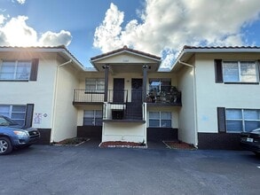 Building Photo - 3880 Woodside Dr