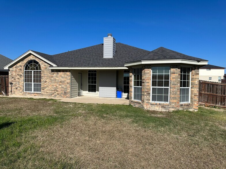 Building Photo - 2501 Lindsey Dr
