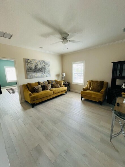 Upstairs sitting room - 8640 Rockland Dr