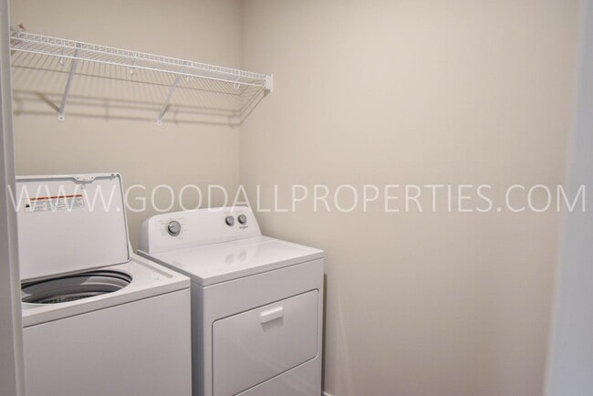Building Photo - 3 Bedroom 2.5 Bath Townhome in Waukee.