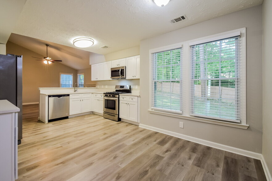 Building Photo - 547 Riverbirch Trce