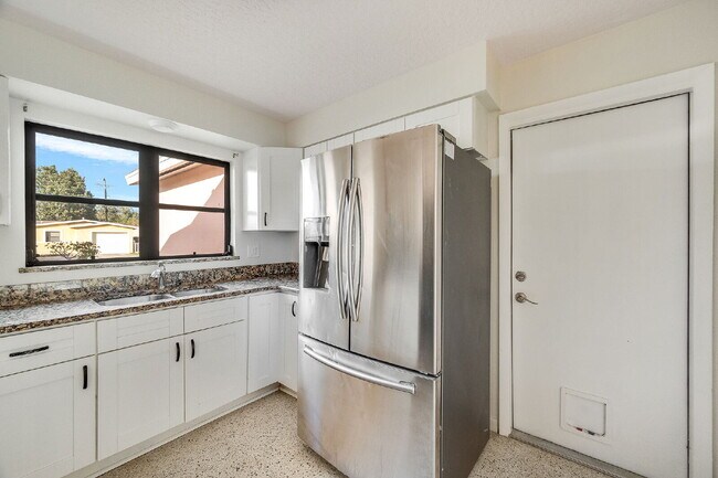 Building Photo - 5 BR/3BA pool home in Merritt Island- NO HOA!