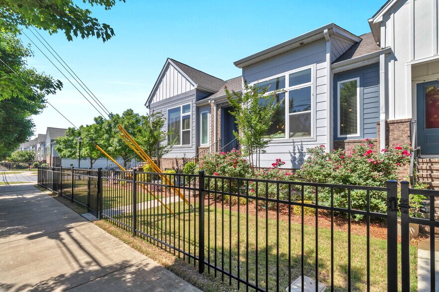 Building Photo - 2211 Statesville Ave