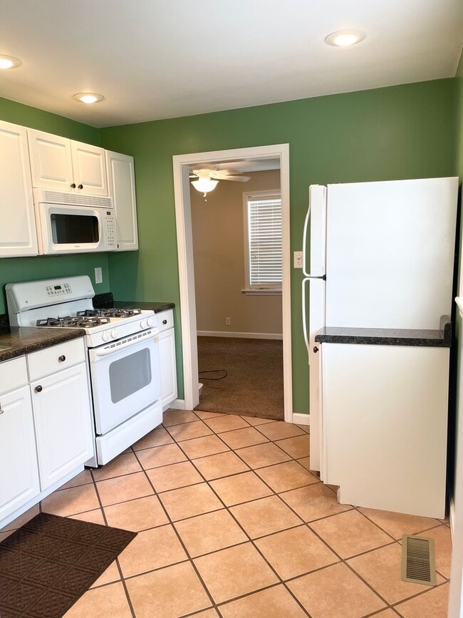 Building Photo - Charming 2-Bedroom Home with Bonus Room on...