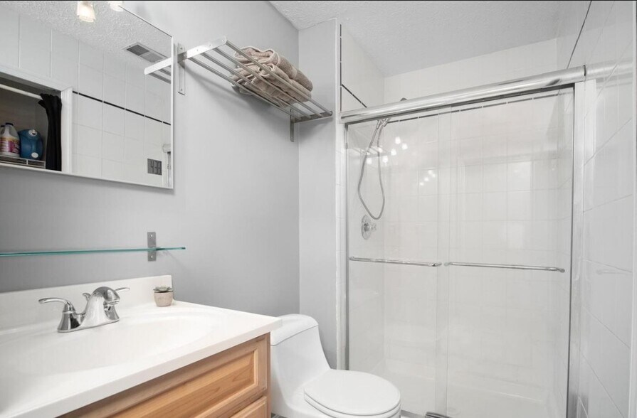 Building Photo - 9454 Fens Holw