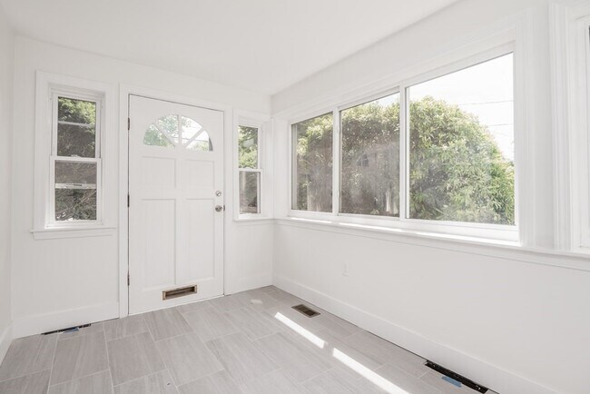 Building Photo - 92 Clinton Pl