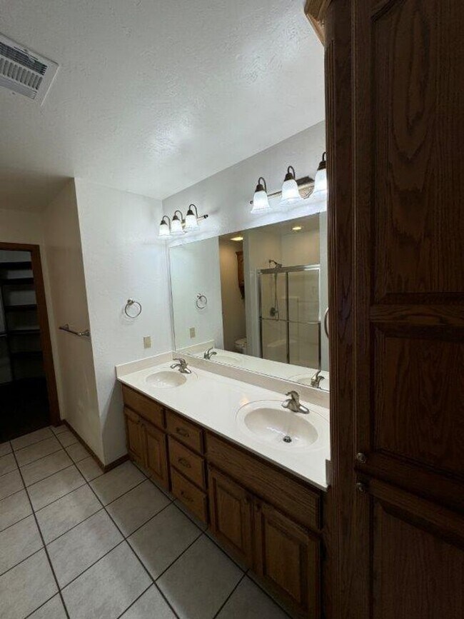 Building Photo - 4 bed, 2 bath ,3 car with storm shelter! B...