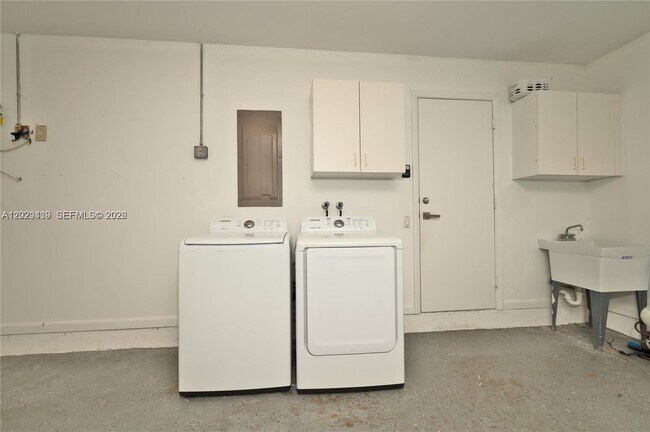 Building Photo - 889 Sand Creek Cir