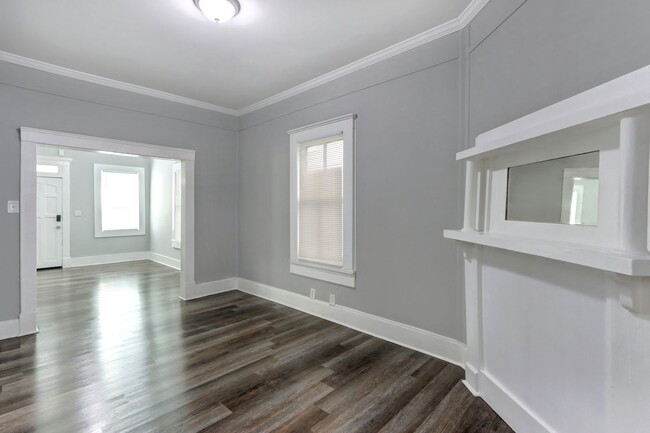 Building Photo - 720 W Victory Dr