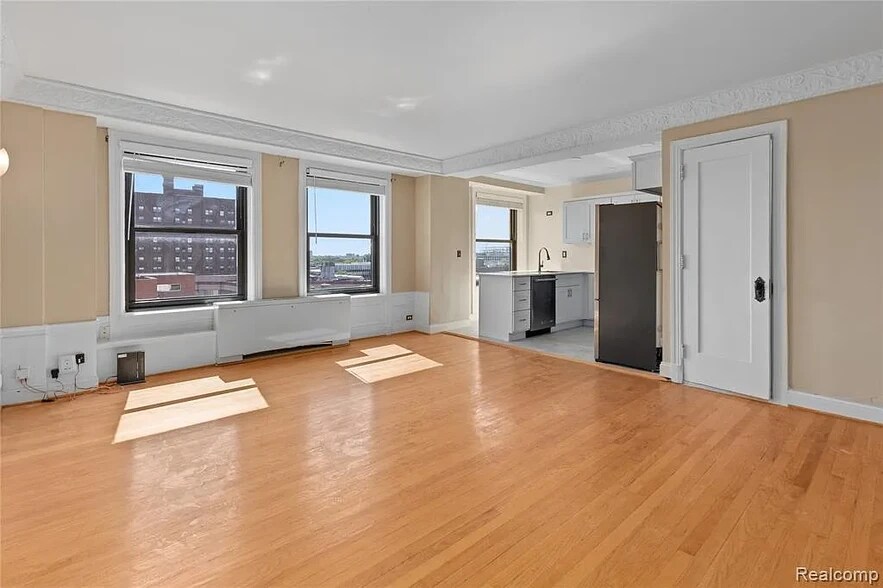 Building Photo - 15 E Kirby St