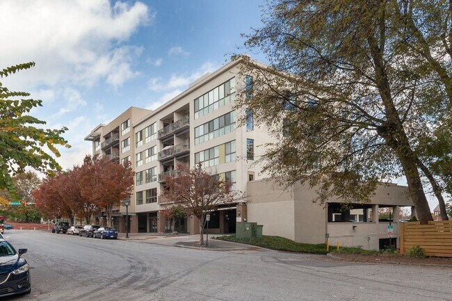 Building Photo - 1/1  Condo in Grant Park w/ City Views Right By Grant Park Market and Shops!