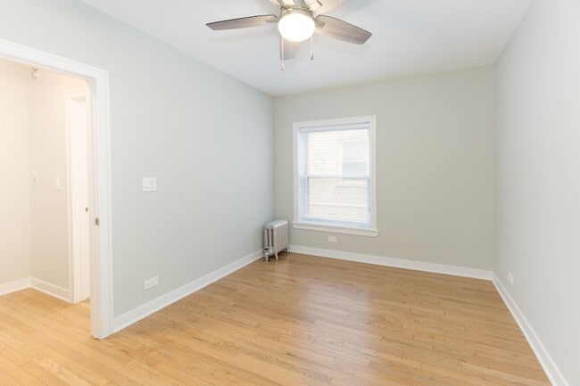 Interior Photo - 5208-14 N. Damen / 2000-10 W. Foster