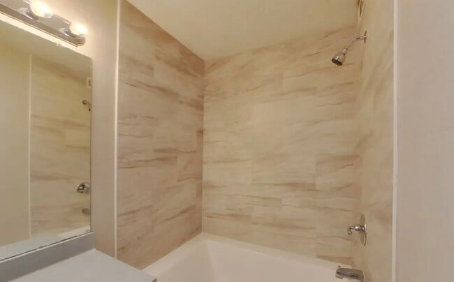 Building Photo - MOVE IN READY