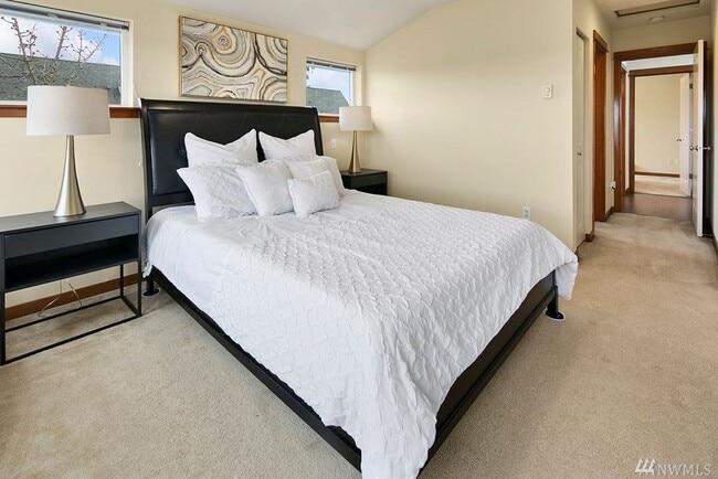 Building Photo - 3 bedroom / 2.5 bathroom townhome in West Seattle's Highland Park.