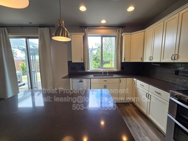 Building Photo - 3338 SE Summerfield Dr