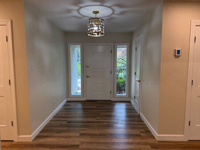 Building Photo - Stunning Remodeled One-Story Home - Port Royal Plantation