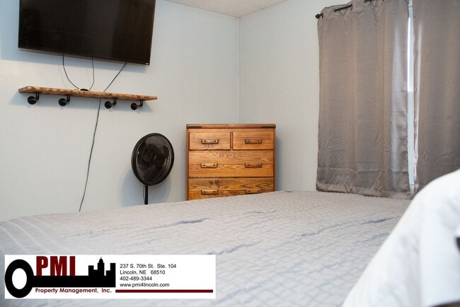Building Photo - 4 Bedroom and 3 bathroom Fully Furnished
