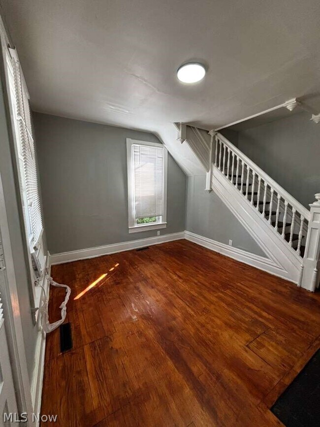 Building Photo - 371 N Mulberry St