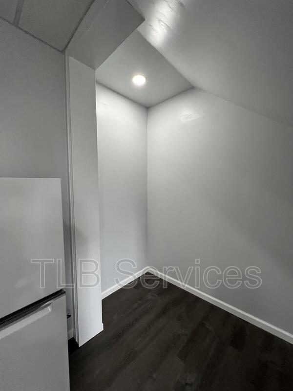 Building Photo - 731 Main St