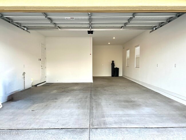 Building Photo - 9221 W Glenrosa Ave