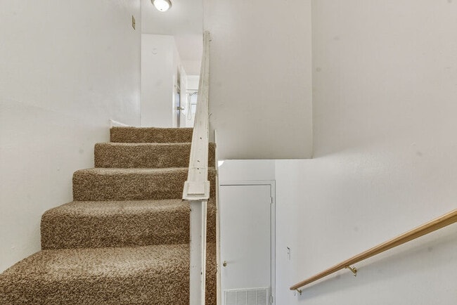 Building Photo - 413 E 7th Ave