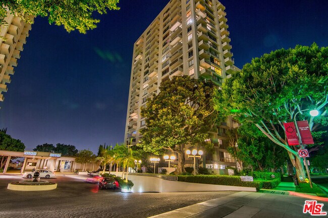 Building Photo - 2170 Century Pk E