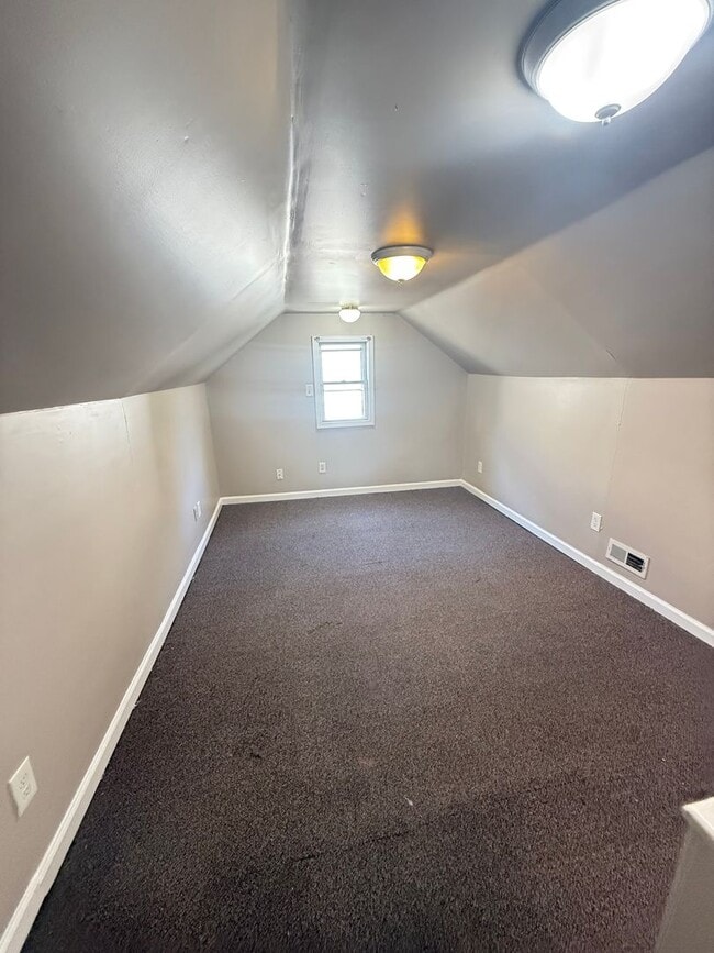 Building Photo - 3 BEDROOM HOME IN WARREN