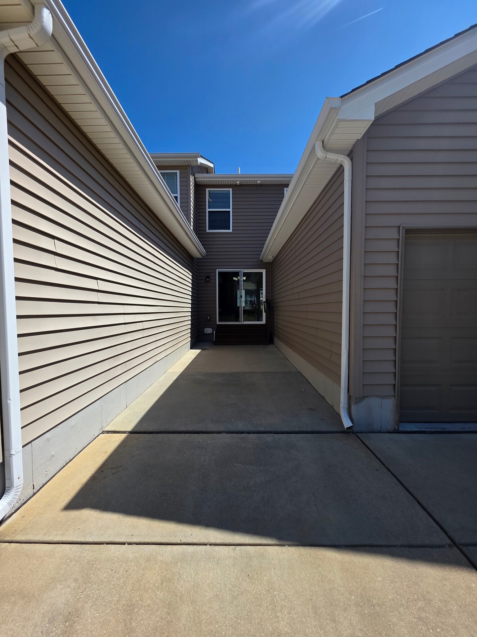 Building Photo - 318 Countryshire Dr