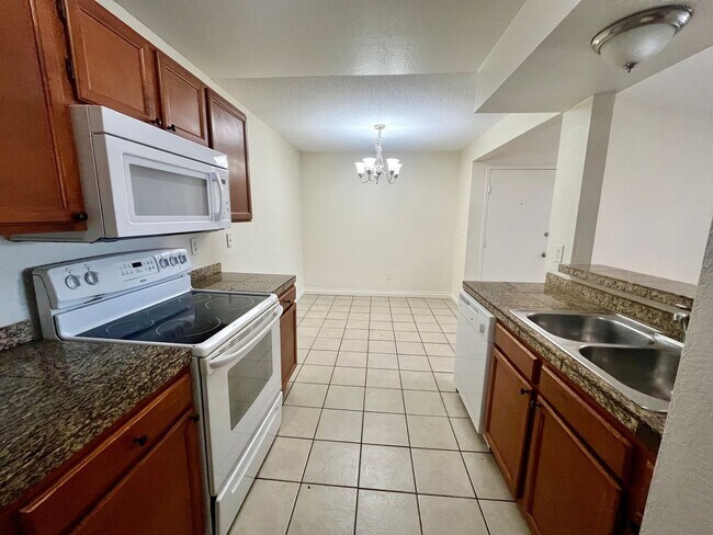 Building Photo - ** Move in Special ** 2 Bed 1 Bath Washer/...