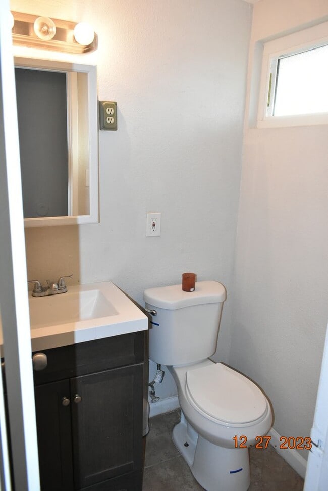 Building Photo - Modern Living in California City