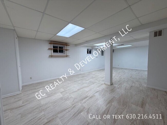 Building Photo - 885 Chelsea Ct