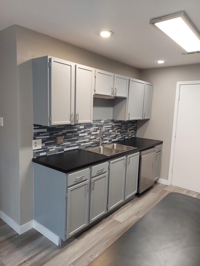 Building Photo - 933 Valentine Ave