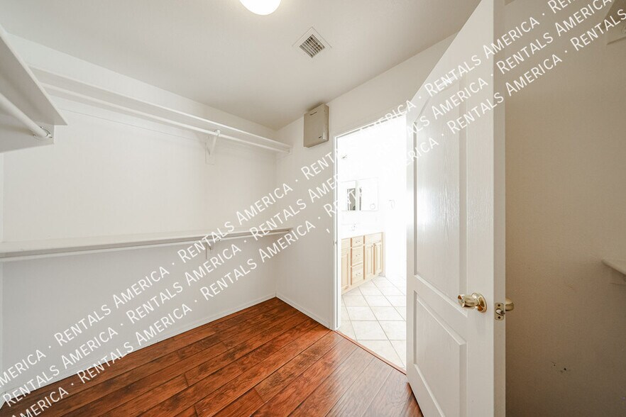 Building Photo - 1623 E Wildhorse Pl