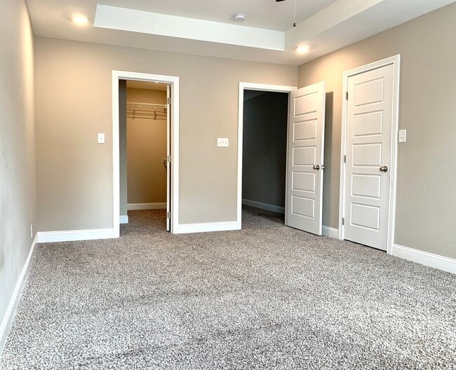 Building Photo - 886 Lutz Ln