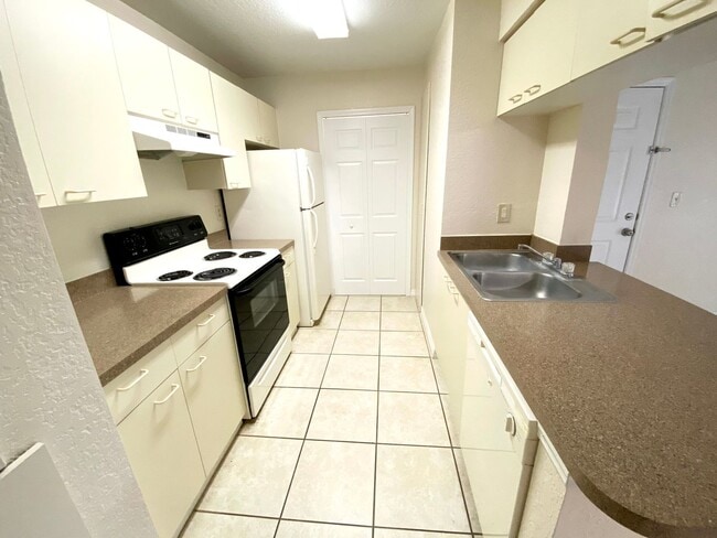 Building Photo - 2550 N Alafaya Trail