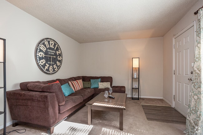 1 BR, 1 BA Flat - 663 SF - 5 East Apartments