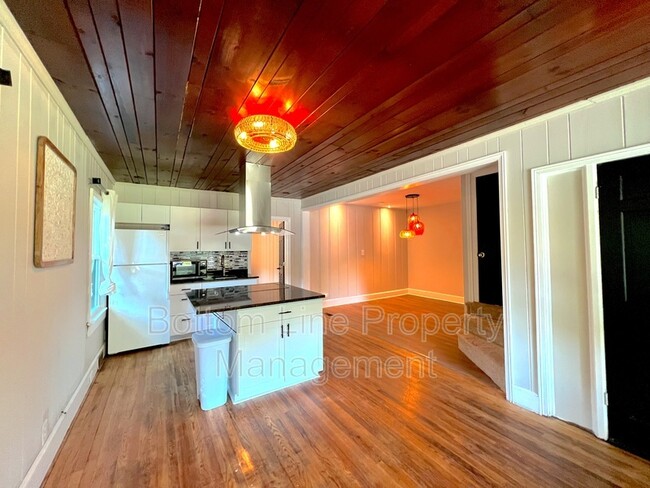 Building Photo - 613 Charlotte Ave