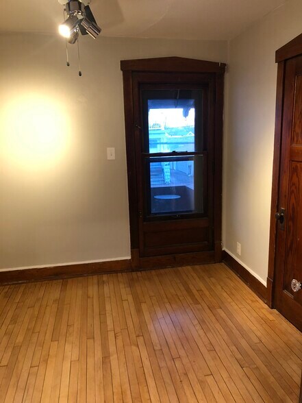 Building Photo - 318 E Deer Pl