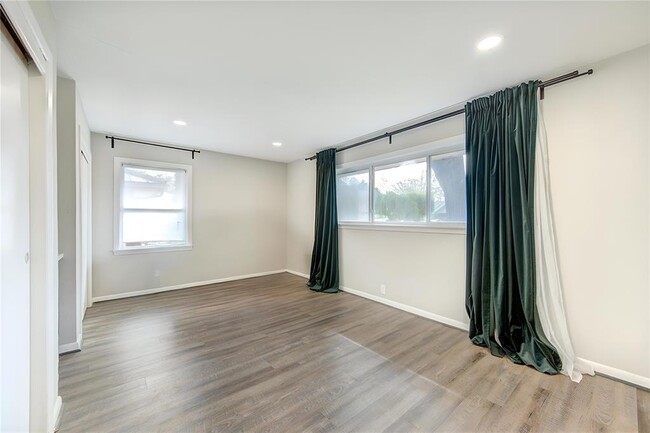 Building Photo - 6026 Clarewood Dr