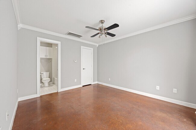 Building Photo - 913 Robin St