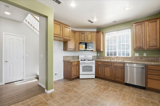 Building Photo - 2803 Crested St