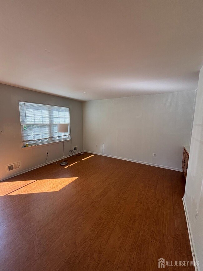 Building Photo - 211 Gambocz Ct
