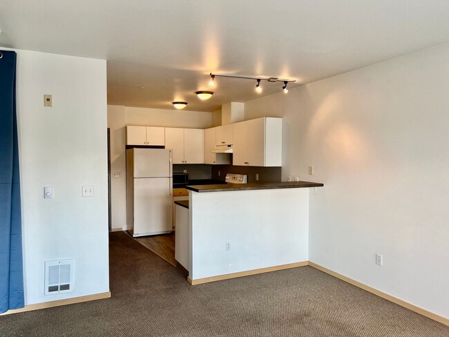 Building Photo - Top Floor Open one bedroom and amazing vie...