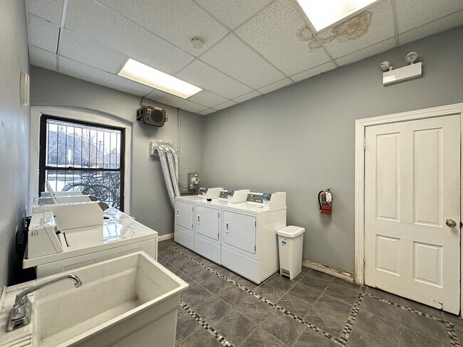 Building Photo - 640 W Barry Ave