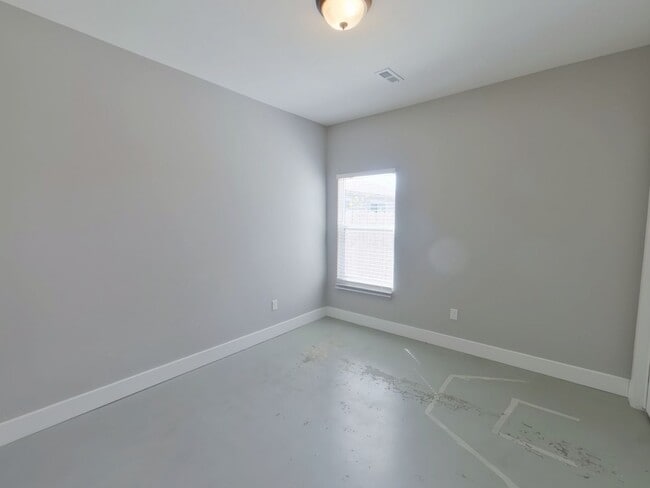 Building Photo - 1334 W Haskell St