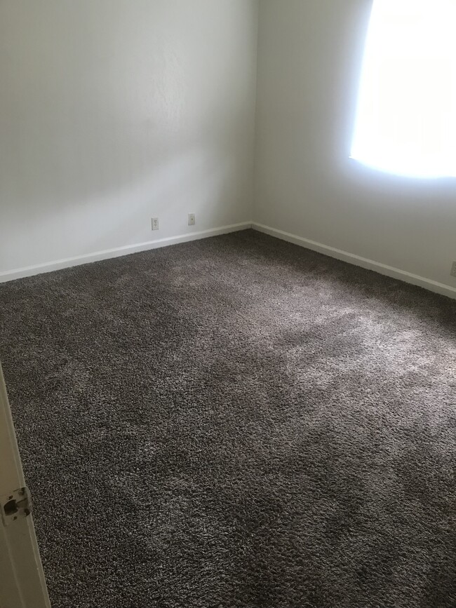 Master only carpeted for your convenience - 420 N Maple Ave