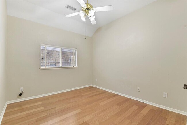 Building Photo - 4002 N Barnett Way