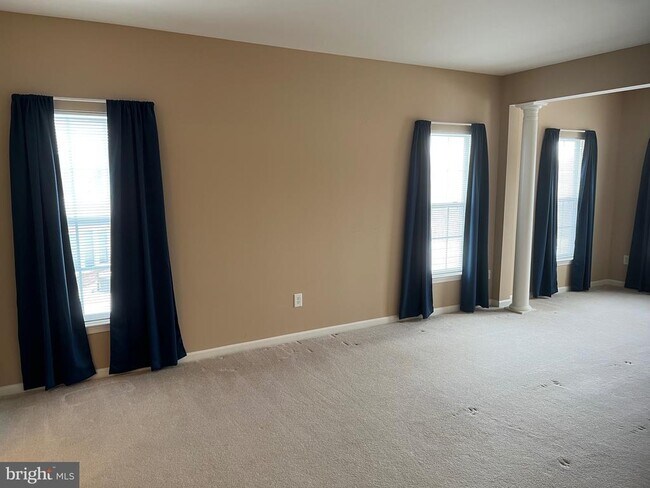 Building Photo - 812 Long Dr