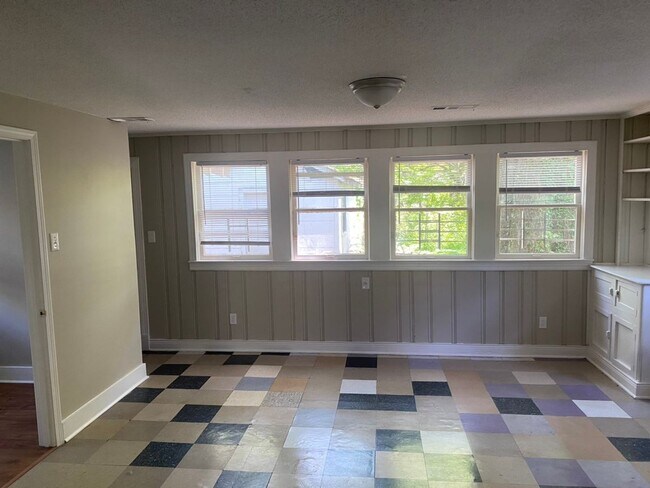 Building Photo - Spacious 3BR/2BA - Move-In Ready!