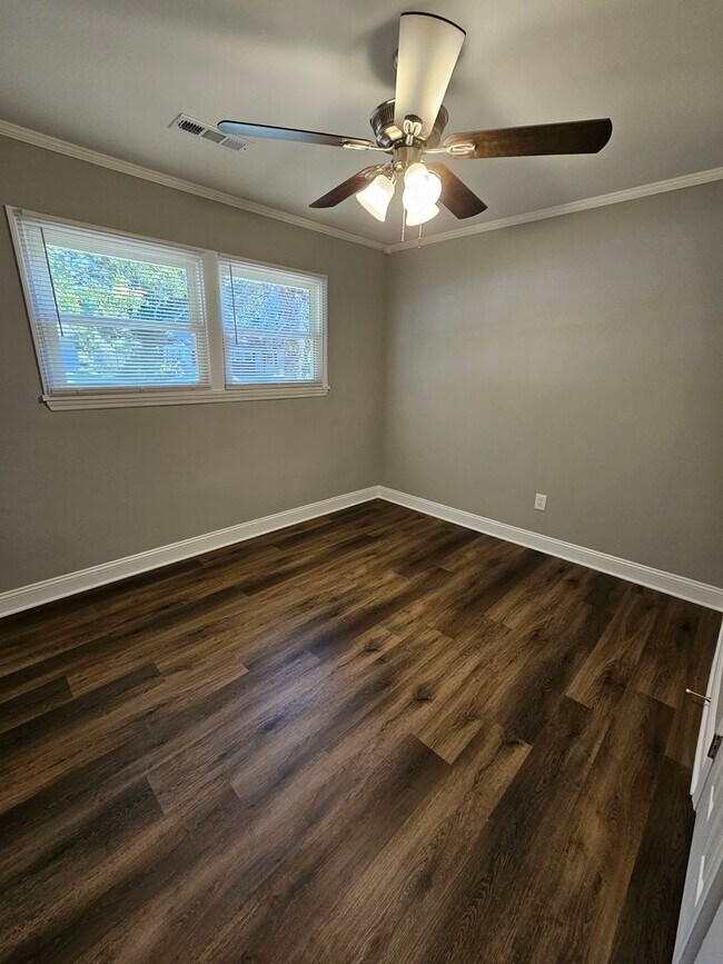 Building Photo - Fully Renovated Hanahan Home!